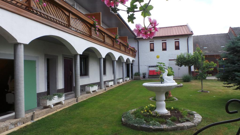 Gaestehaus Und Weinbau Zur Wiederkehr Strudler Podersdorf am See Exterior photo