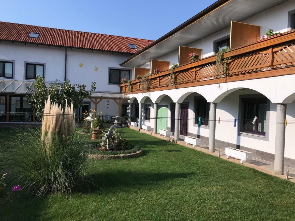 Gaestehaus Und Weinbau Zur Wiederkehr Strudler Podersdorf am See Exterior photo