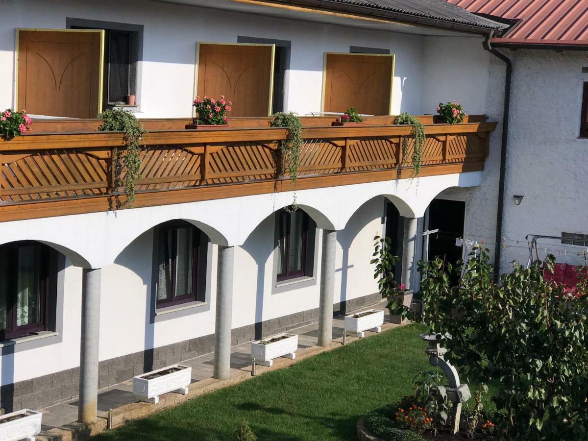 Gaestehaus Und Weinbau Zur Wiederkehr Strudler Podersdorf am See Exterior photo
